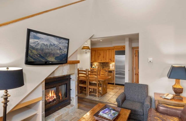 Charming Mountain Village Lodge 2-bedroom, Heated Pool, Ski In/Out!