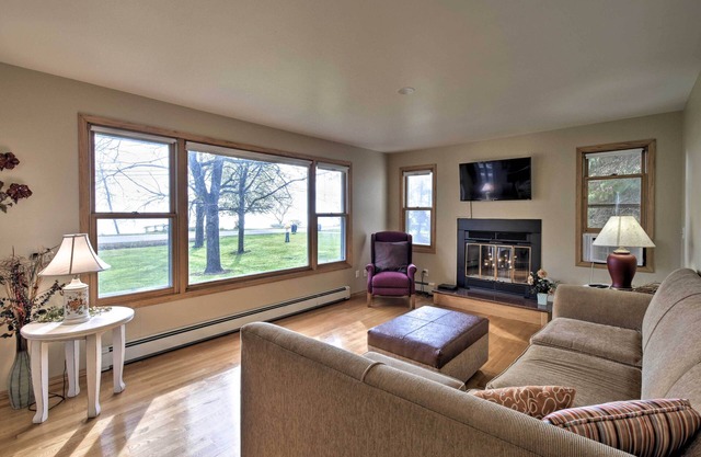Charming Neenah House w/Porch on Lake Winnebago!