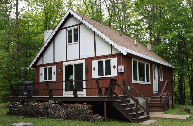 Charming New Hampshire Chalet Vacation Home