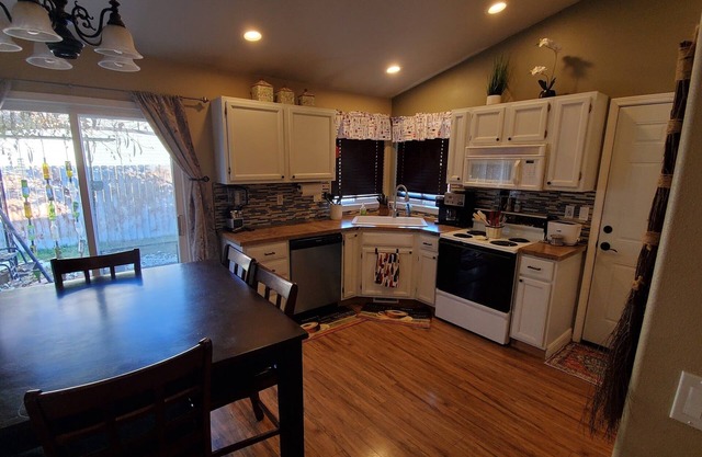 Charming Northwest Boise ranch house with fenced backyard.