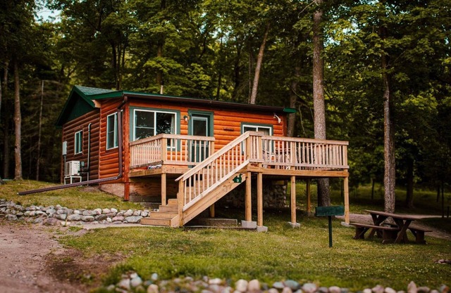 Charming Northwoods Cabin - Large Deck & Scenic Views