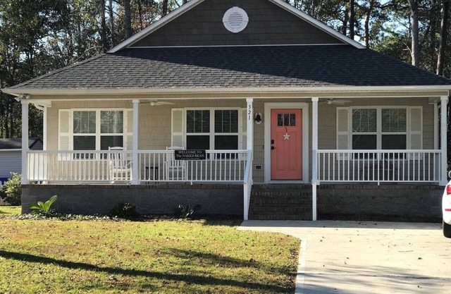 Charming Oak Island Cottage - Close to Everything!