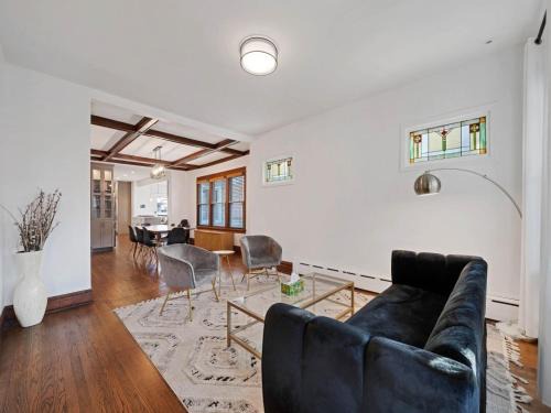 Charming Oak Park 4BD 3,5BA and 2 Private Parking home