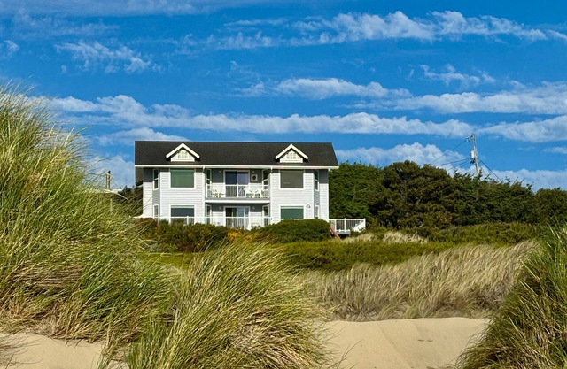 Charming Oceanfront Home with WiFi - Secluded, Yet Close to Town
