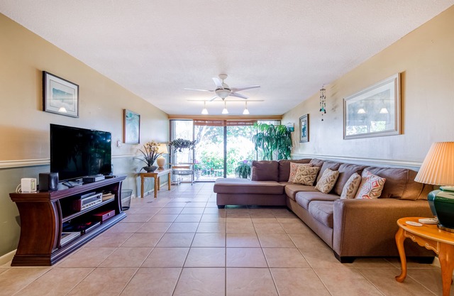 Charming oceanfront condo with pool, beach access, tennis, & washer/dryer