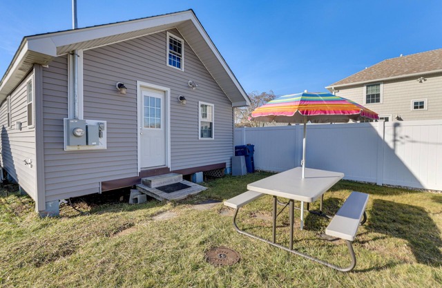 Charming Old Lyme Cottage, Steps to Private Beach!