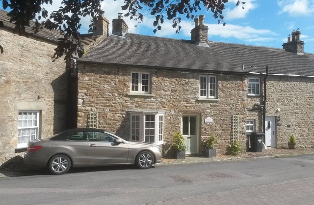 Charming old stone Dales cottage in Redmire with stunning views of Penn Hill
