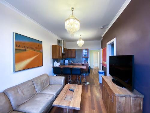 Charming Old Town Flat by Royal Mile