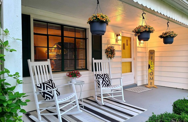 Charming, Parkview Cottage, King bed, 1 mi to I-81