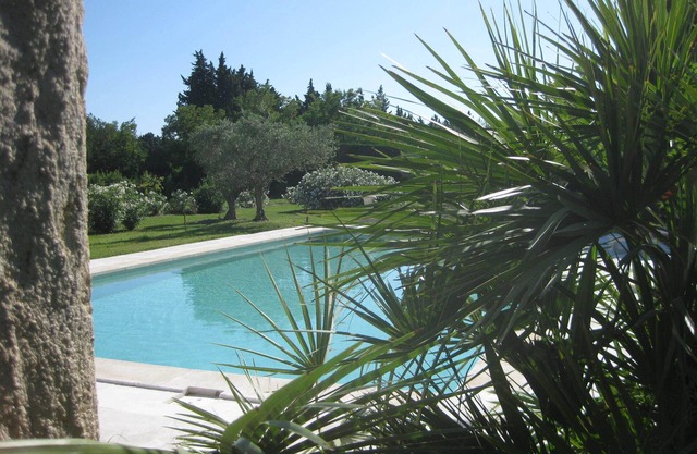 Charming, peaceful farmhouse with swimming pool and wooded grounds, 6 km from Isle sur la Sorgue
