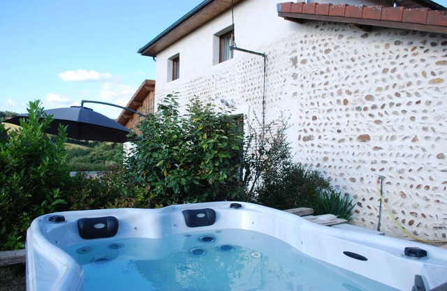 Charming pebble house, outdoor jacuzzi, on the edge of the woods