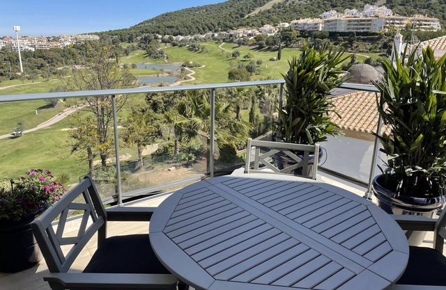 Charming Penthouse, Roof Terrace, Mountain views