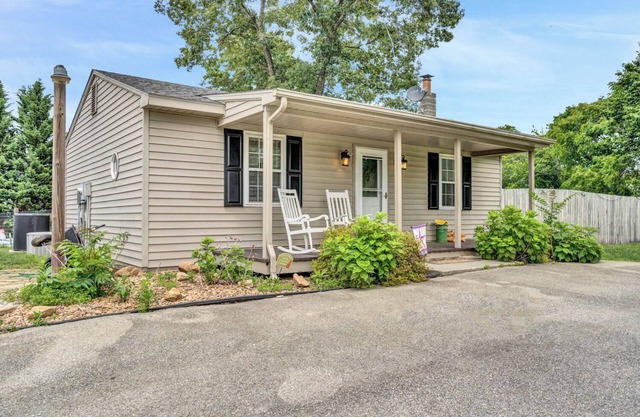 Charming pet friendly 2bedroom cottage with pool and goats in serene Troutville.