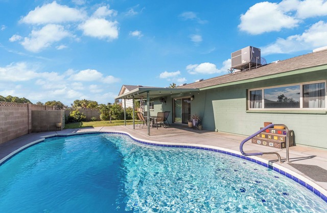 Charming, pet friendly 3-bedroom house with pool, AC & garage, in sunny Phoenix
