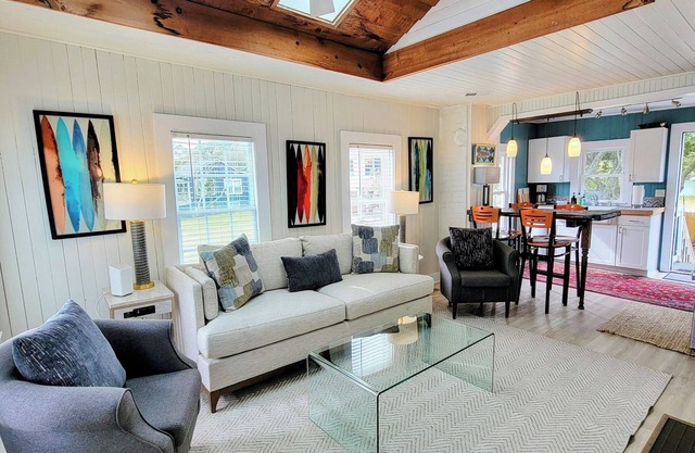 Charming Pet Friendly Oceanview Bungalow - Prime Location - Steps to Beach