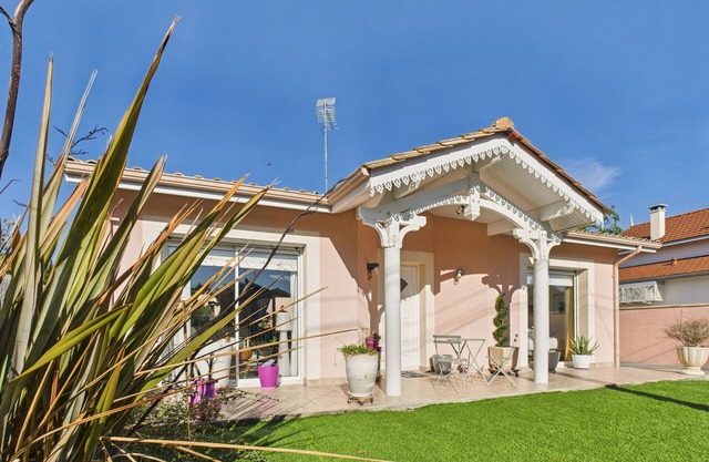 Charming pink house for 4 - 500m from beach