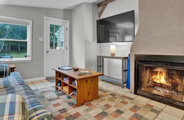 Charming Pocono Rancher | Fireplace | Lake Access