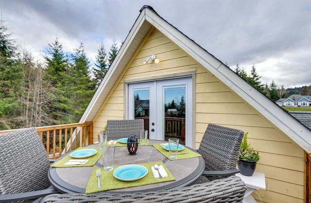 Charming Port Angeles Studio w/Deck & Views!