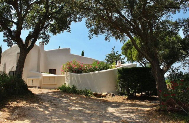 Charming Provencal farmhouse for 6 people with free WiFi, ground floor.