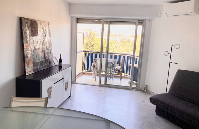 Charming Quiet Apartment Steps From the Beach