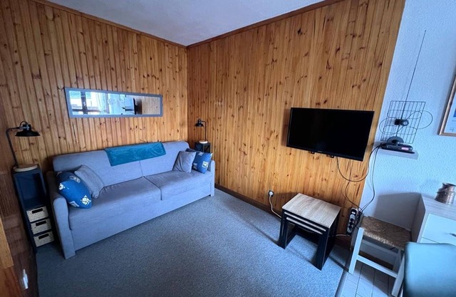 Charming Quiet Studio with Balcony, Bunk Beds, and Shuttle Stop Nearby