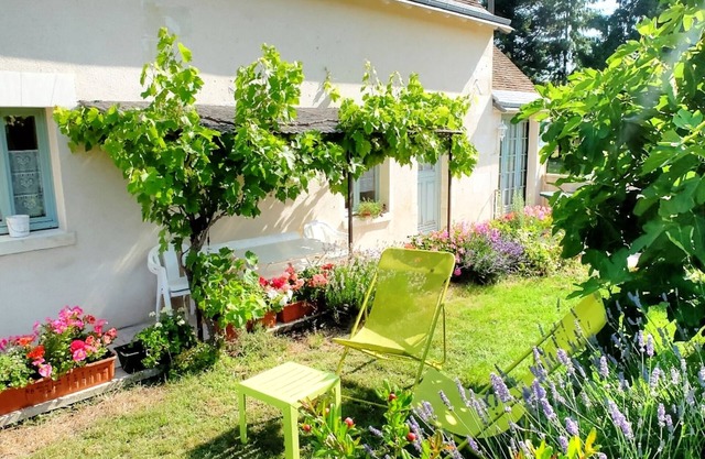 Charming Rustic Cottage: Private Garden, Pet-Friendly, Near Loire Castles, WiFi, A/C, Wood Stove