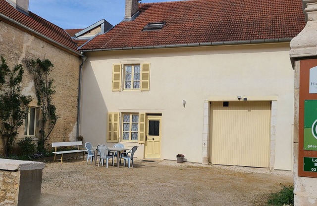Charming Restored House: 4 Bedrooms, Garden, Garage, Central Heating - Aubepierre-sur-Aube