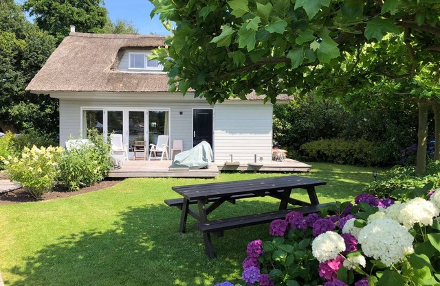 Charming reed roof Lakehouse, with surrounded garden, trampoline and watersports option
