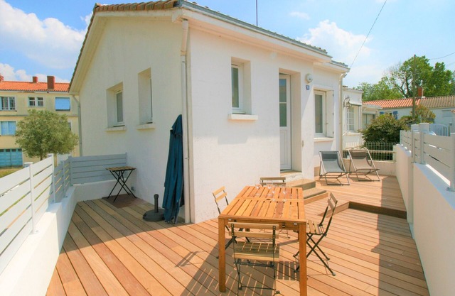 Charming Renovated House: Close to Beach & Town Center, Modern Amenities