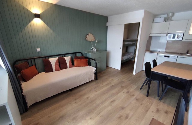 Charming Renovated Studio with Parking, Ski Slope Access & Sunny Balcony