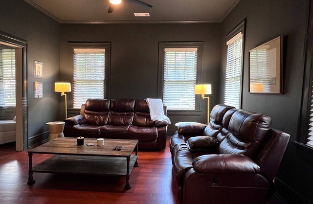 Charming Retreat with King Bed, Full Kitchen, & Enclosed Outdoor TV Area