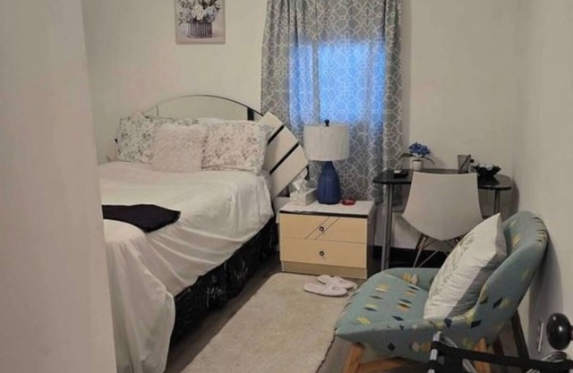 Charming room, 15 minutes away via ferry to NYC