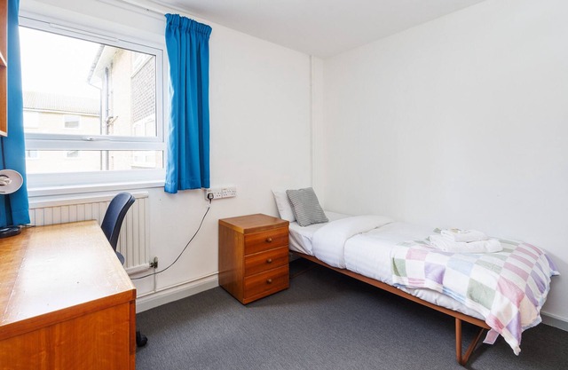 Charming Room Near Highfields Park