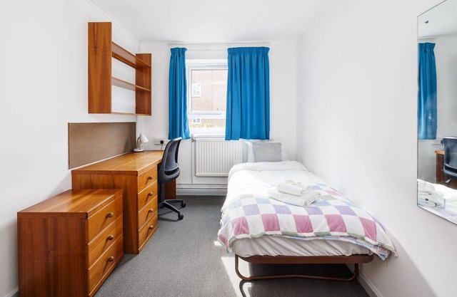 Charming Room Near Highfields Park