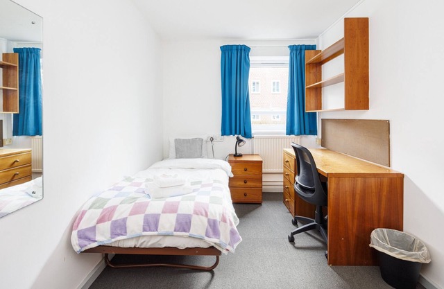 Charming Room Near Highfields Park