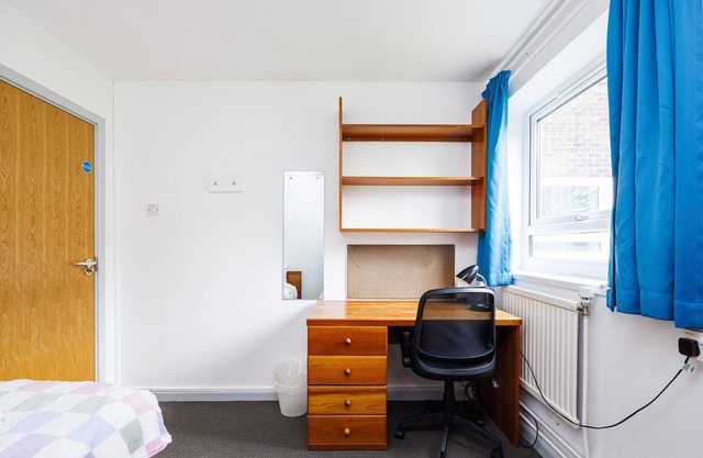 Charming Room Near Highfields Park