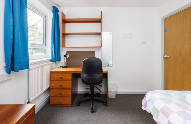 Charming Room Near Highfields Park