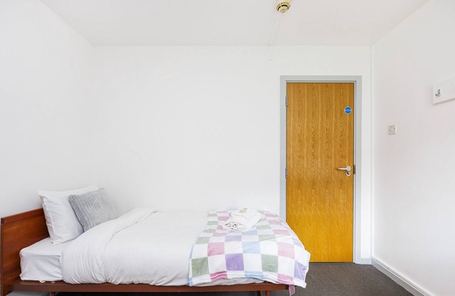 Charming Room Near Highfields Park