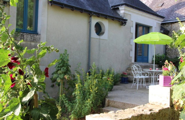 Charming Rural Retreat: 2-Bedroom Cottage, Gardens, Forest Nearby, Kayaking, Near Loire Castles