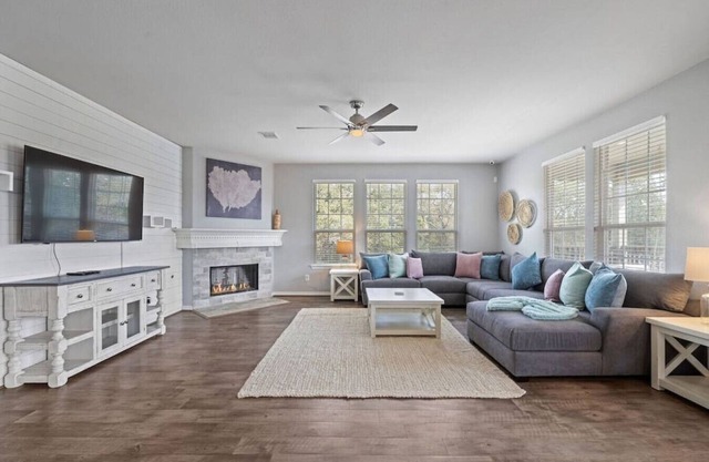 Charming Seabrook Retreat, Close to the Bay