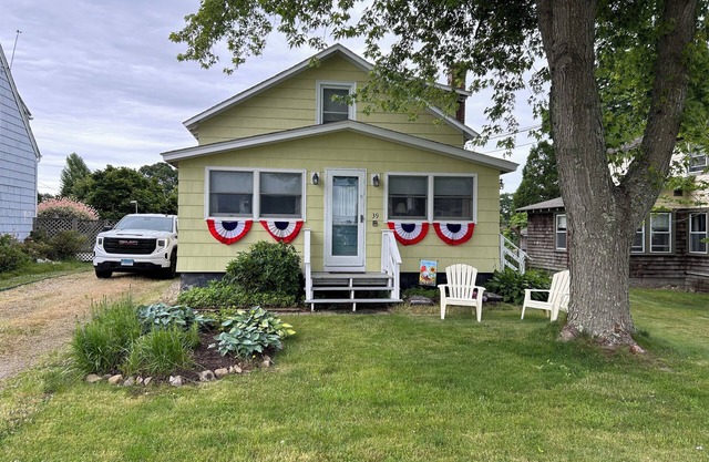 Charming Seaside Cottage 2-bedroom with WiFi, AC in Lord's Point ,Stonington.