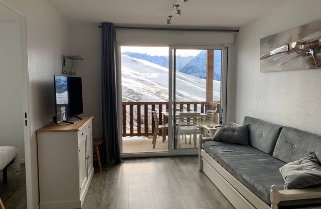 Charming Ski-in/Ski-out Apt with Balcony, Sleeps 6, Access to Spassio Spa, Close to Amenities