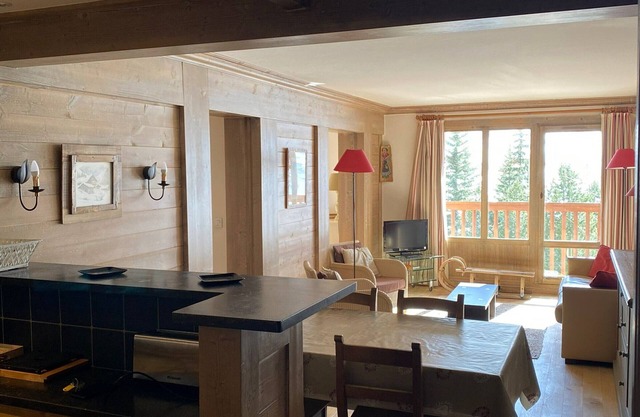 Charming Ski-In/Ski-Out Apt at Chatelard, Val d'Isère – Sleeps 6, Sunlit, with Parking