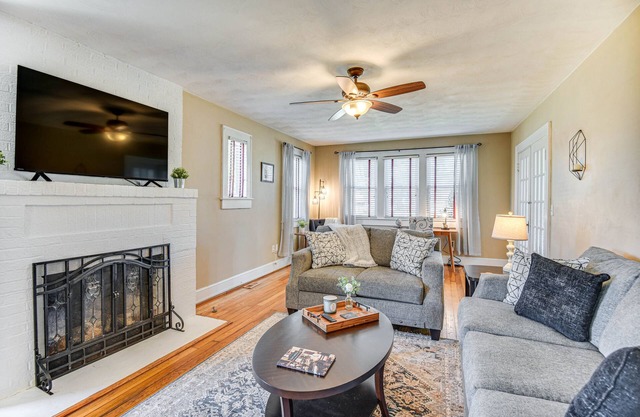 Charming Smithfield House: Walk to Downtown!