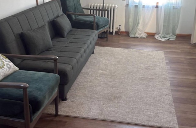 Charming, spacious 1bedroom apartment . Walking distance to Path train Station