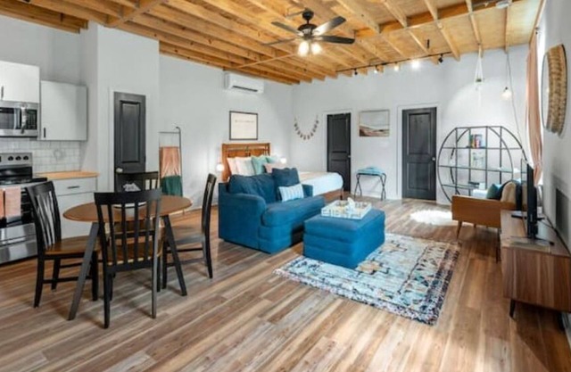 Charming & Spacious Hideaway by Downtown Bryan
