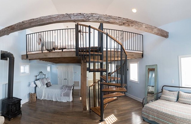 Charming Stable Cottage Located on West Manor Estate