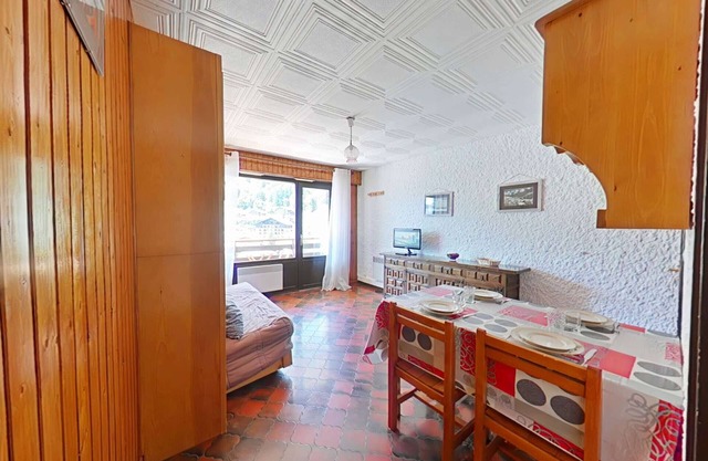 Charming Studio at the Foot of the Slopes with Mountain View, Balcony & Parking