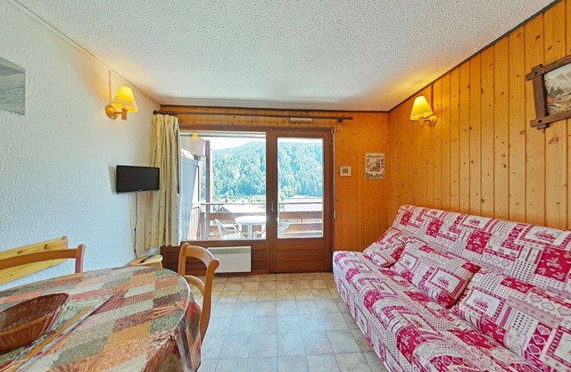 Charming Studio, Sleeps 4, Central Location, Near Shops, Ski Access, Mountain Views