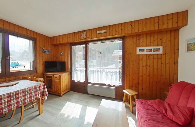 Charming Studio with Ski Access, Near Ice Rink & Village Center, Sleeps 4